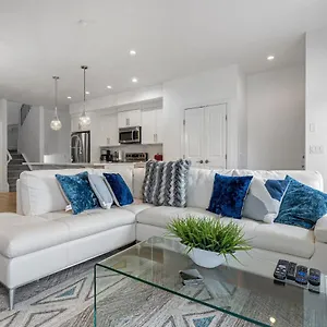 Luxury Spacious Private House Near Centre Holiday home Calgary